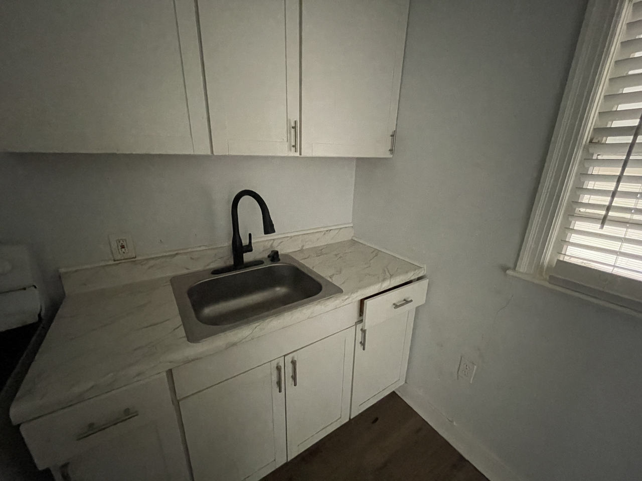 1019 Combs St - Photo 3 of 9