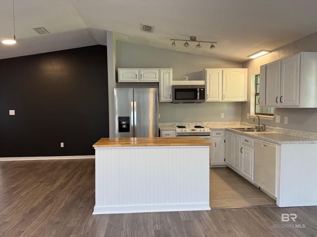 1601 Matias Dr - Photo 6 of 18