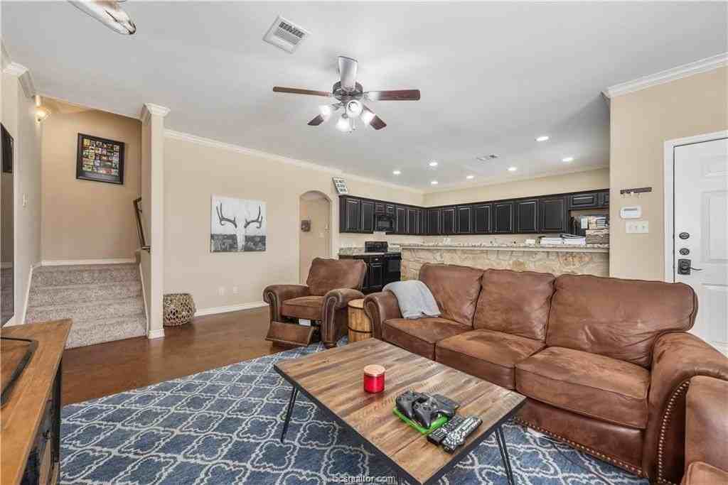 502 Deacon Dr - Photo 2 of 14