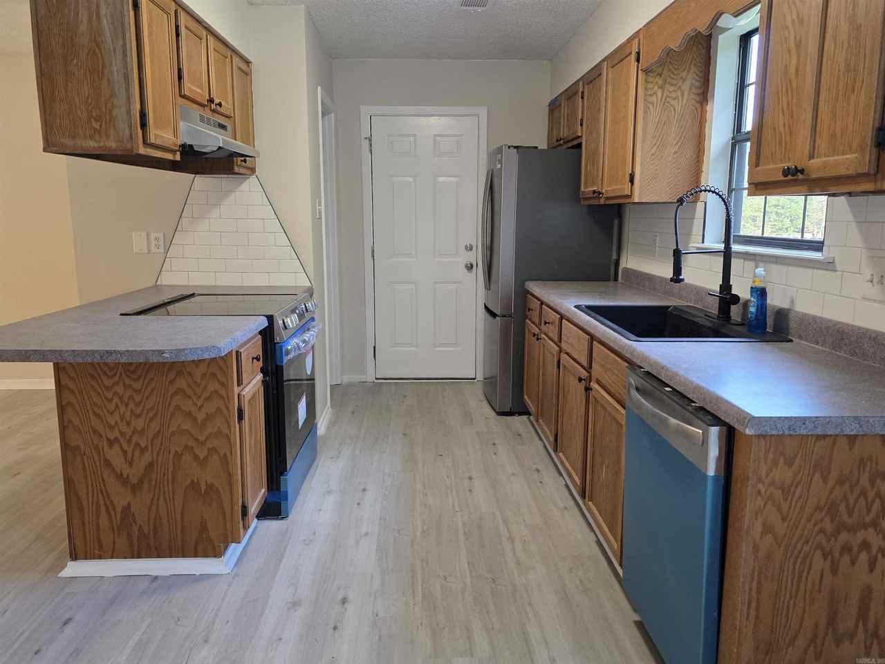 8 Helen St - Photo 5 of 16