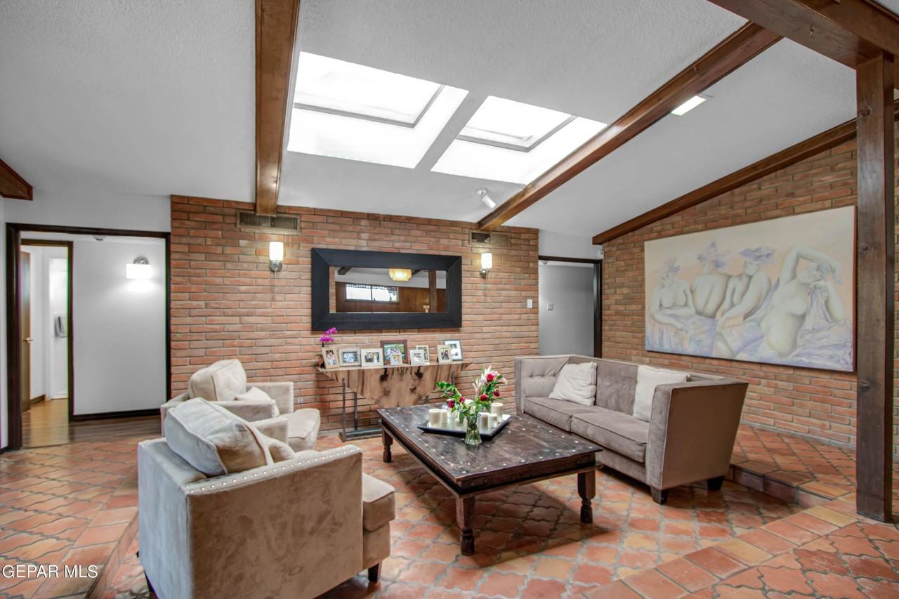 5716 Oak Cliff Dr - Photo 4 of 20