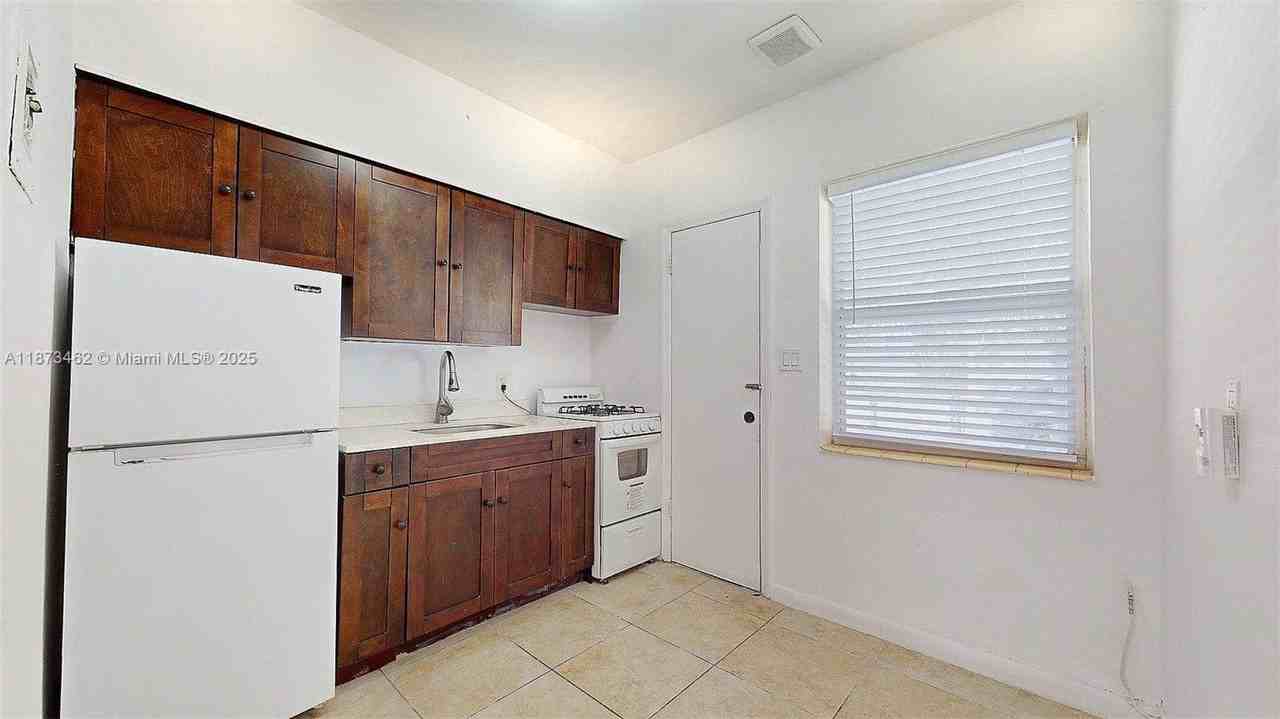 2499 Sw 27th St #7 - Photo 7 of 16