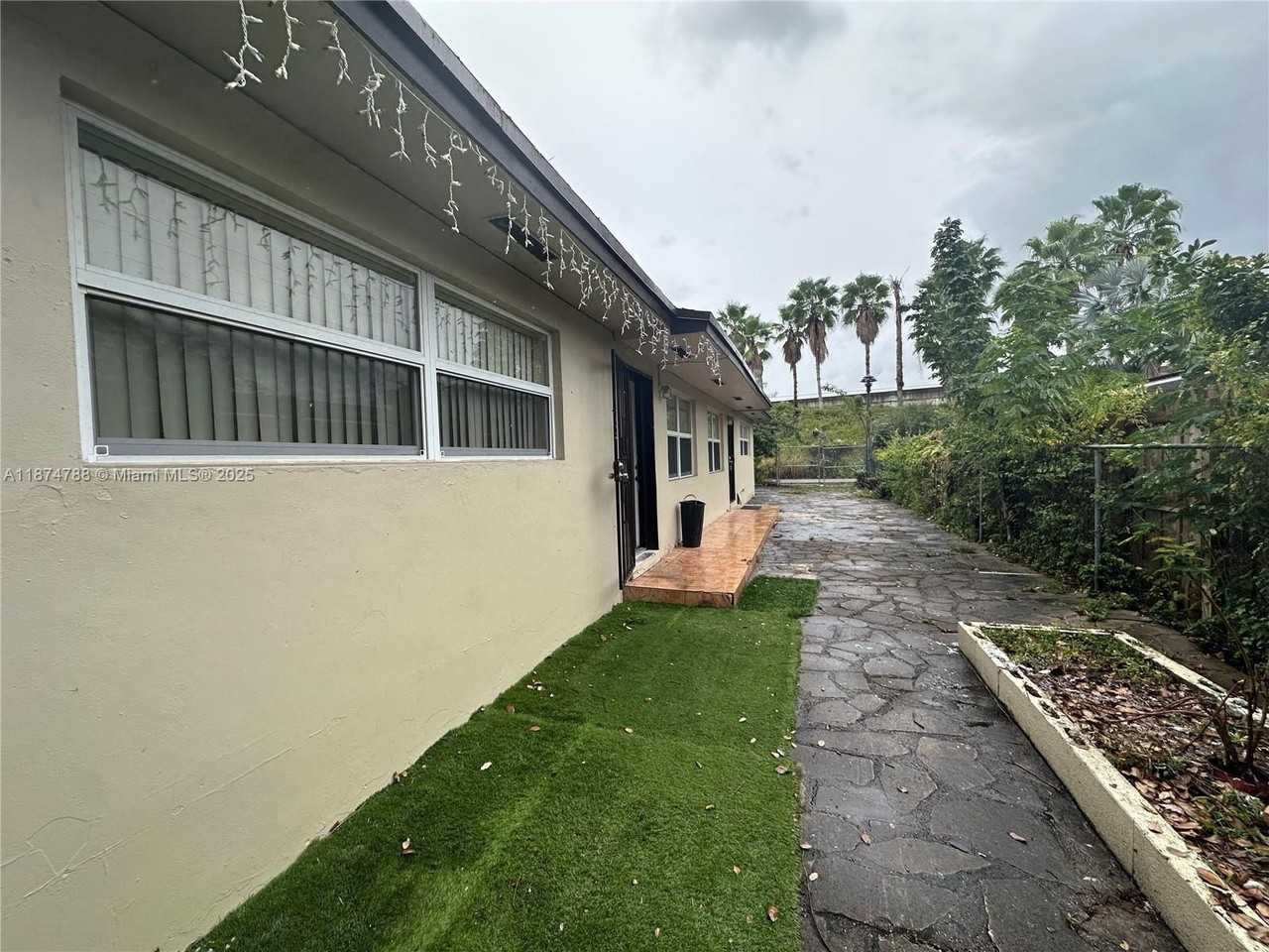 280 Nw 39th St - Photo 2 of 5