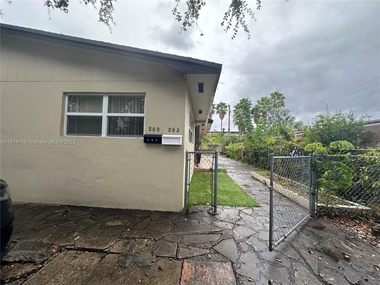 280 Nw 39th St - Photo 3 of 5