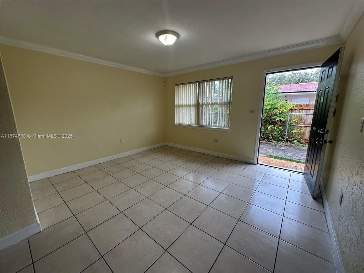 280 Nw 39th St - Photo 4 of 5