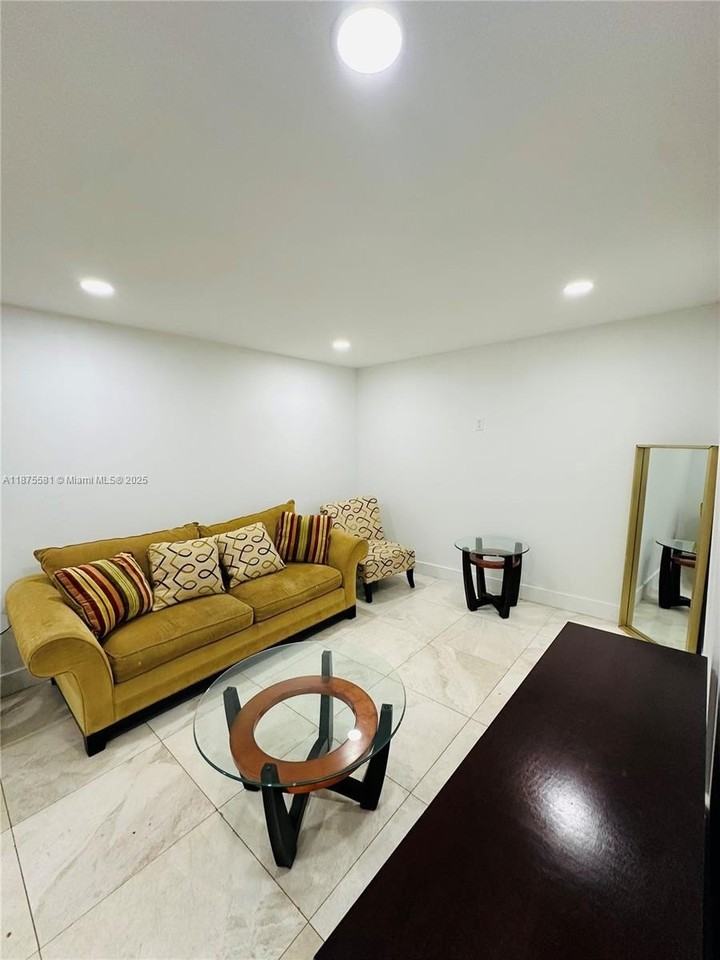 1723 Jackson St #2 - Photo 3 of 8