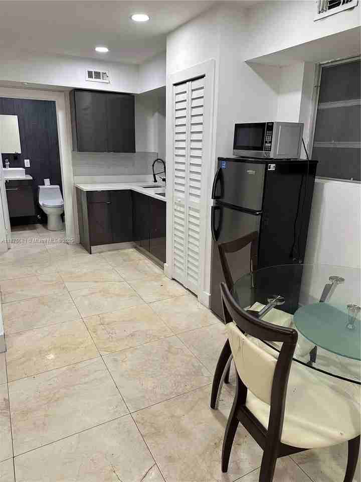 1723 Jackson St #2 - Photo 5 of 8