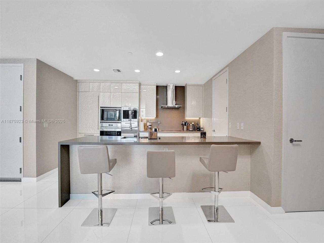 17475 Collins Ave #503 - Photo 6 of 50