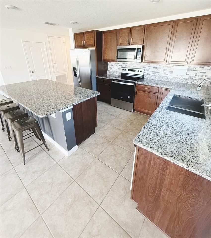 1556 Venice Ln - Photo 4 of 17