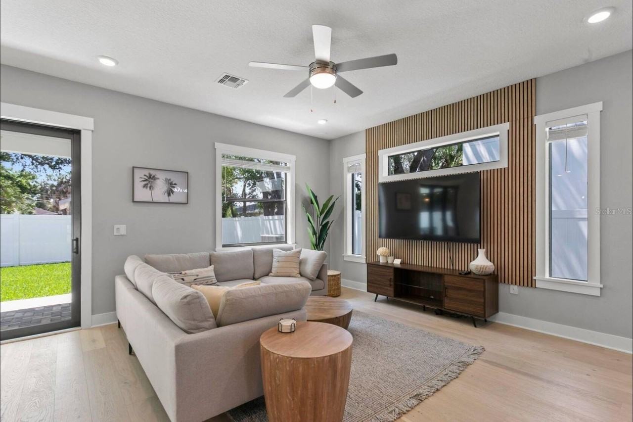 914 N Newport Ave - Photo 5 of 33