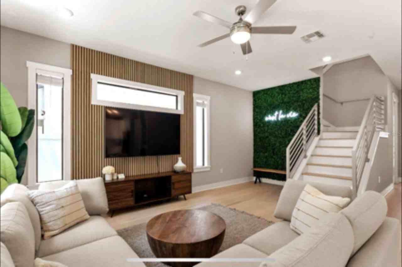 914 N Newport Ave - Photo 6 of 33