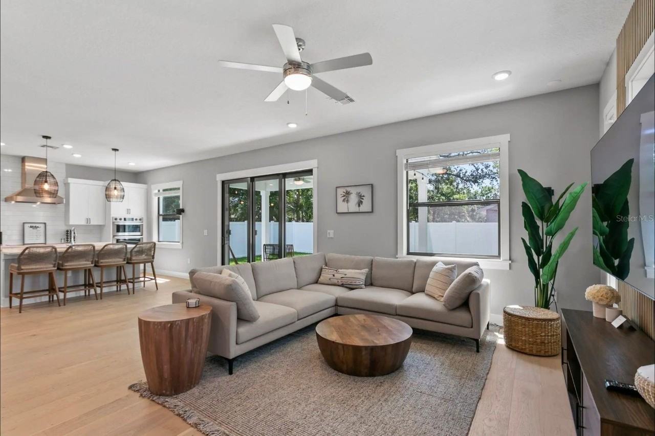 914 N Newport Ave - Photo 7 of 33