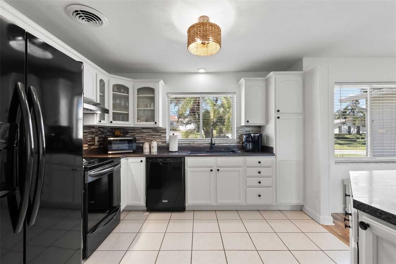 3488 Shady Bluffs Dr - Photo 6 of 29