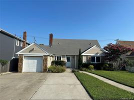 featured image of 827 E Park Ave #LOWER