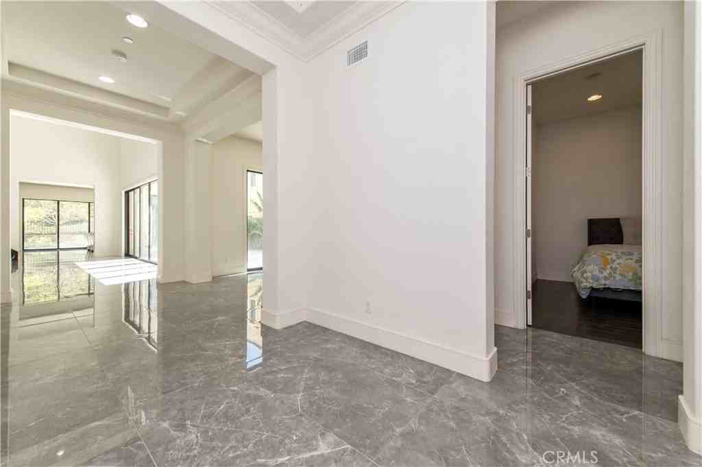 120 Iron Gate - Photo 3 of 50