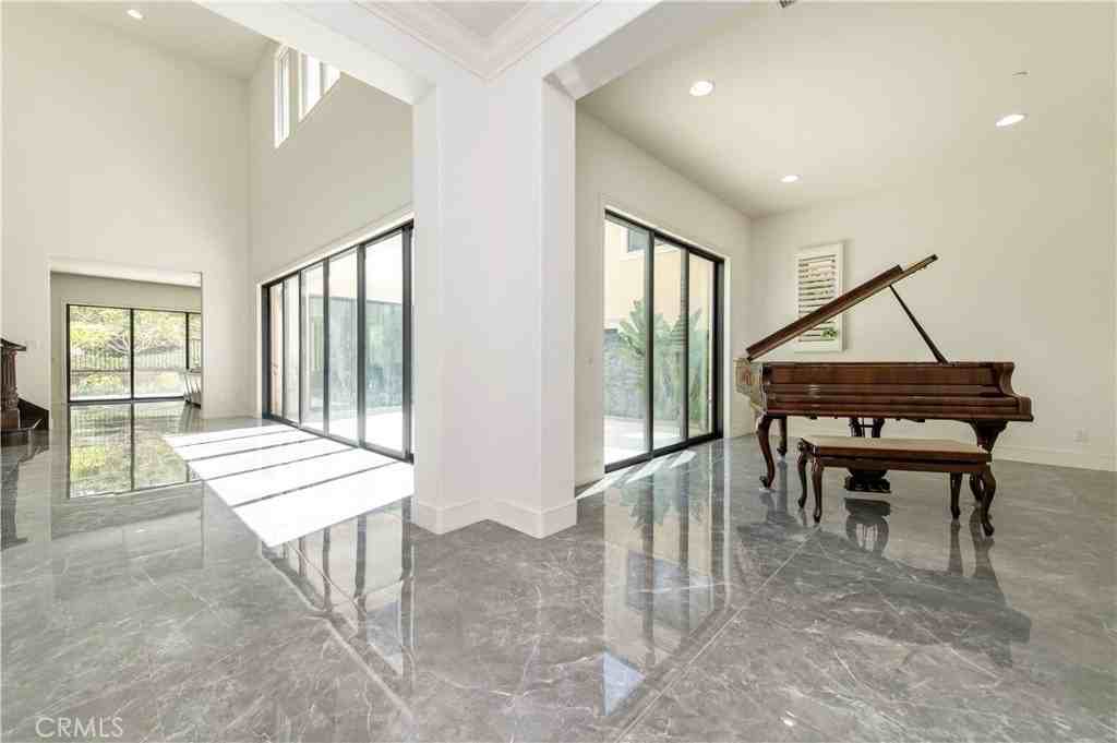 120 Iron Gate - Photo 6 of 50