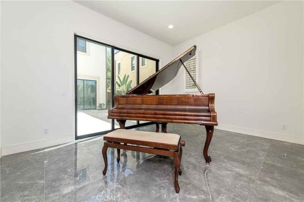 120 Iron Gate - Photo 7 of 50