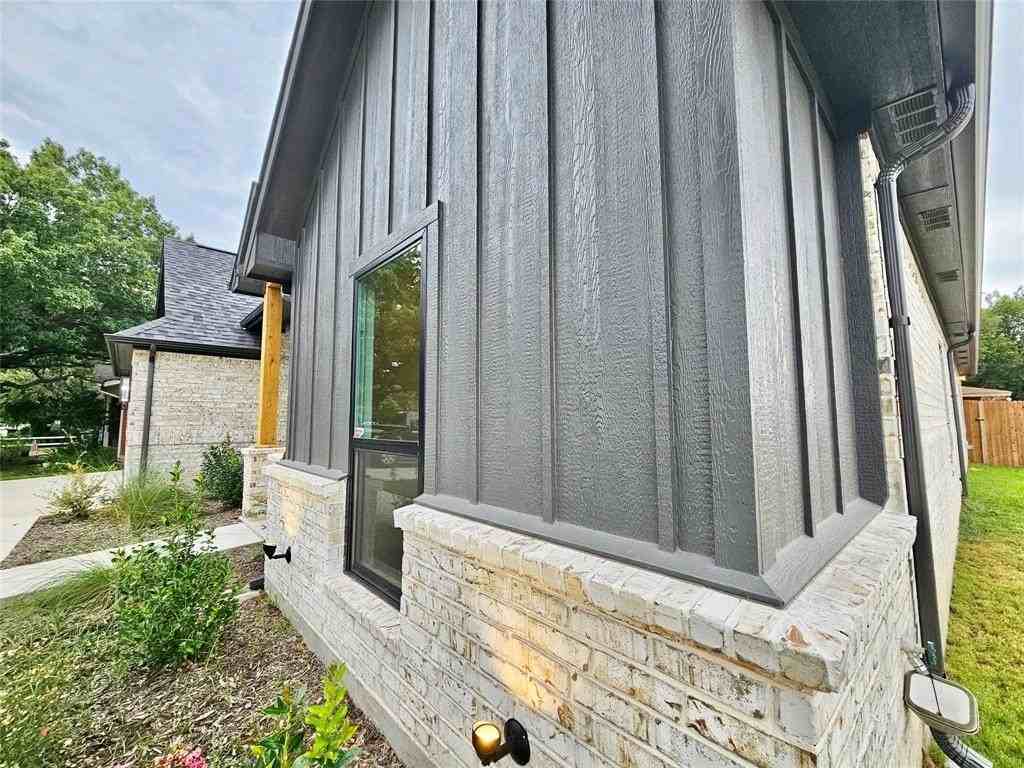 4713 South Dr - Photo 3 of 37