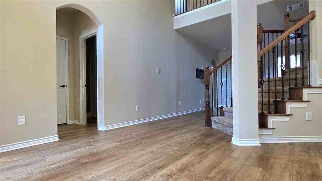 13836 Hot Springs Ln - Photo 2 of 29