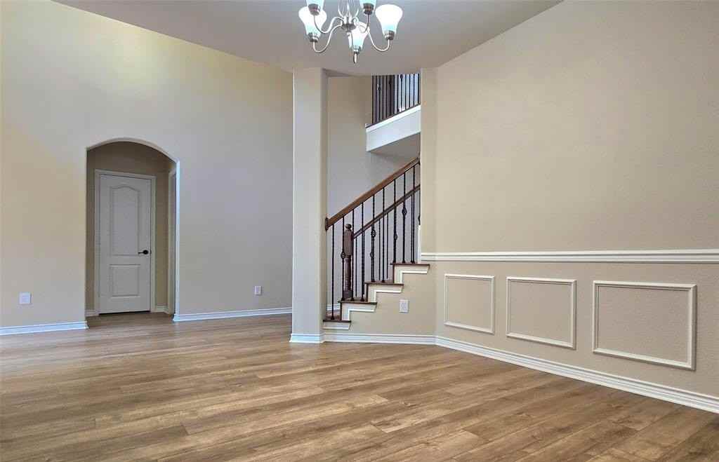 13836 Hot Springs Ln - Photo 3 of 29