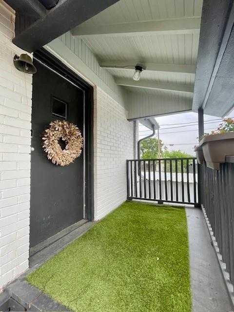 302 E Shoemaker St - Photo 2 of 21