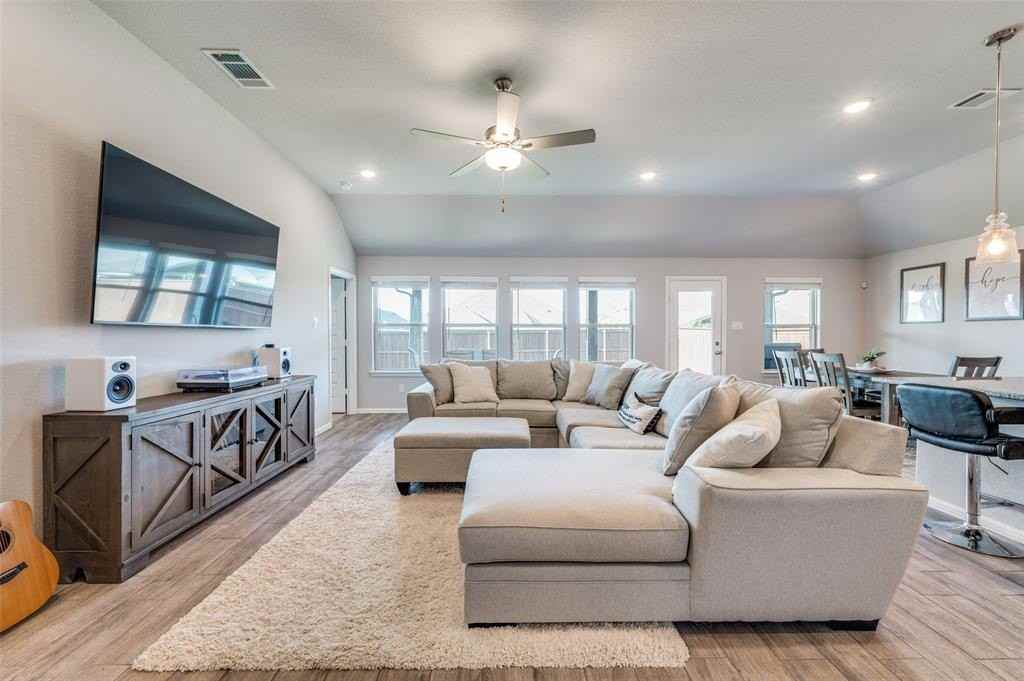 1404 Bellaire St - Photo 5 of 25