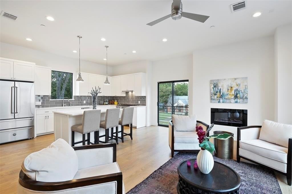 2307 Kirby St #B - Photo 4 of 28