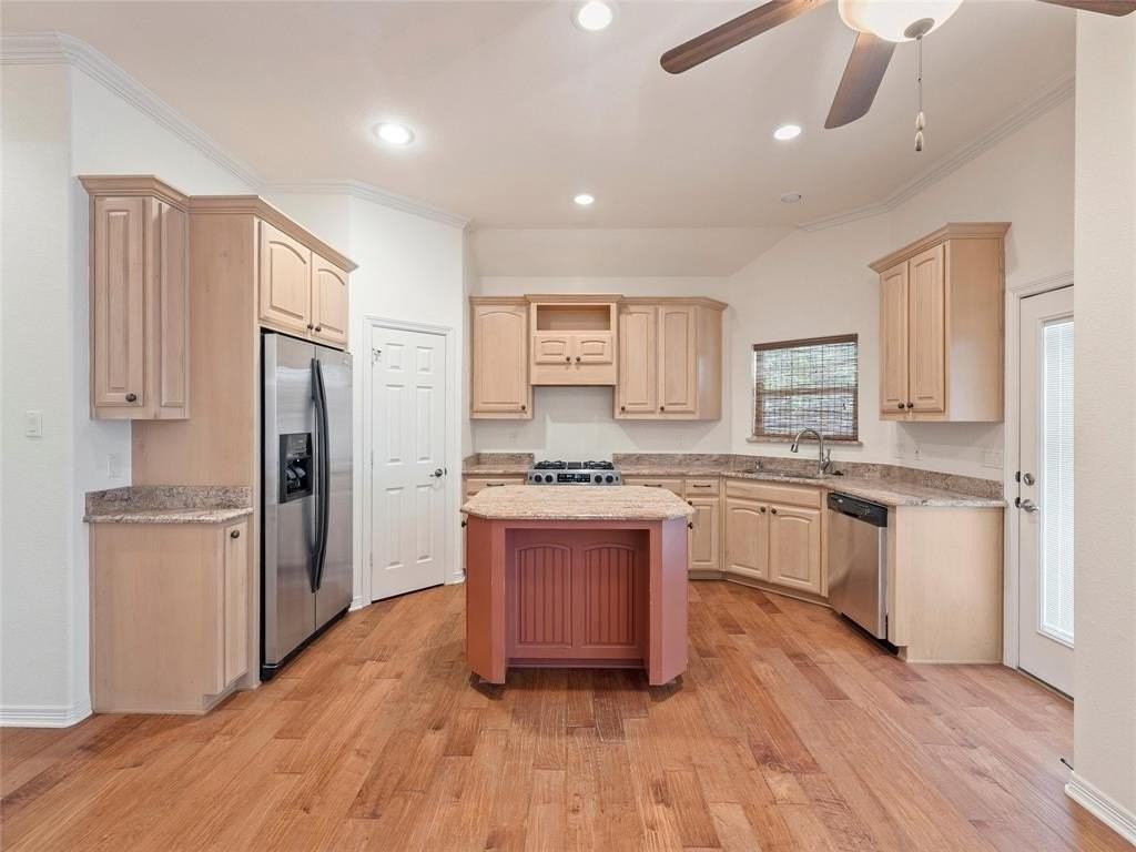 507 W 2nd St - Photo 4 of 18