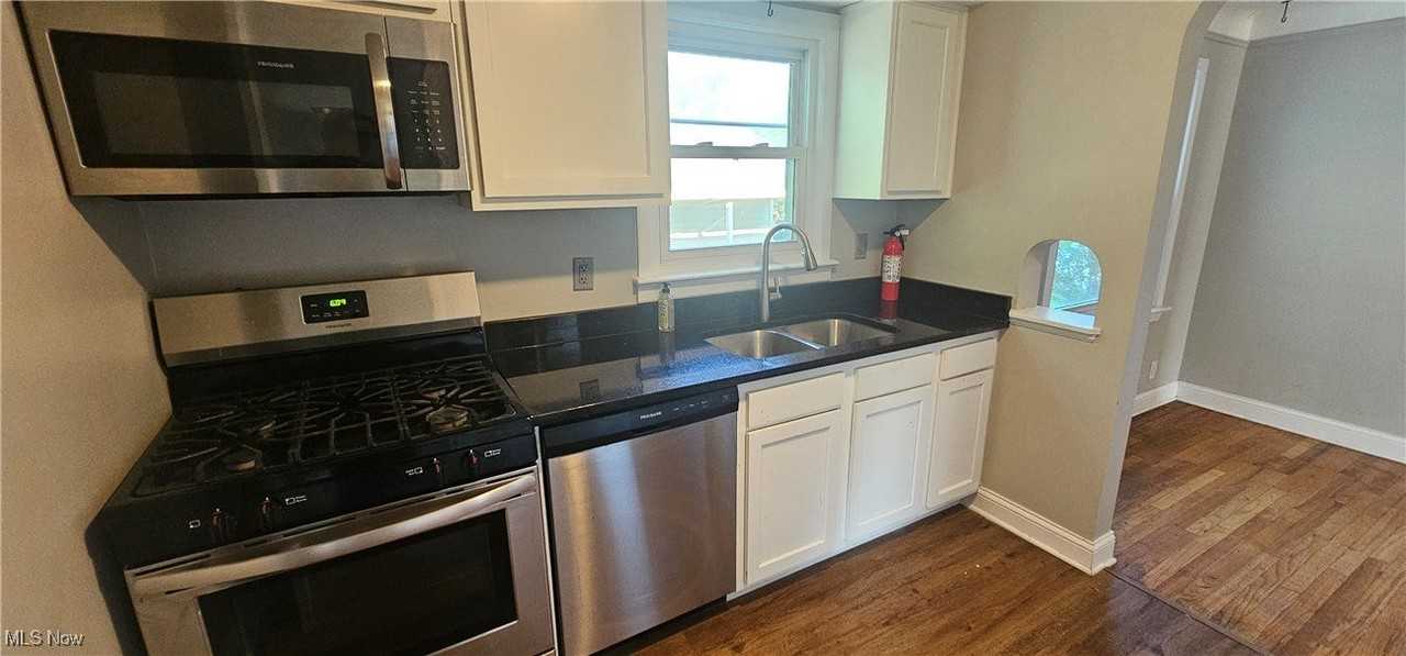 5025 Henry St - Photo 3 of 21