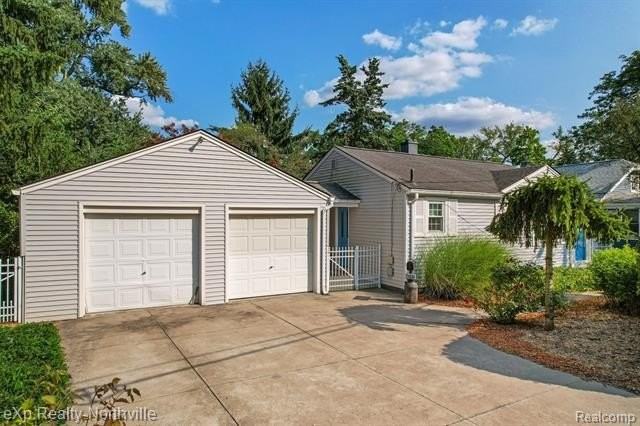 23930 Cass Ave - Photo 4 of 35