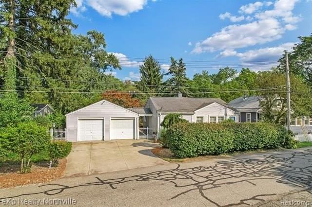 23930 Cass Ave - Photo 6 of 35