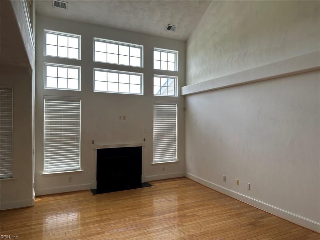 1045 Bay Breeze Dr - Photo 2 of 20