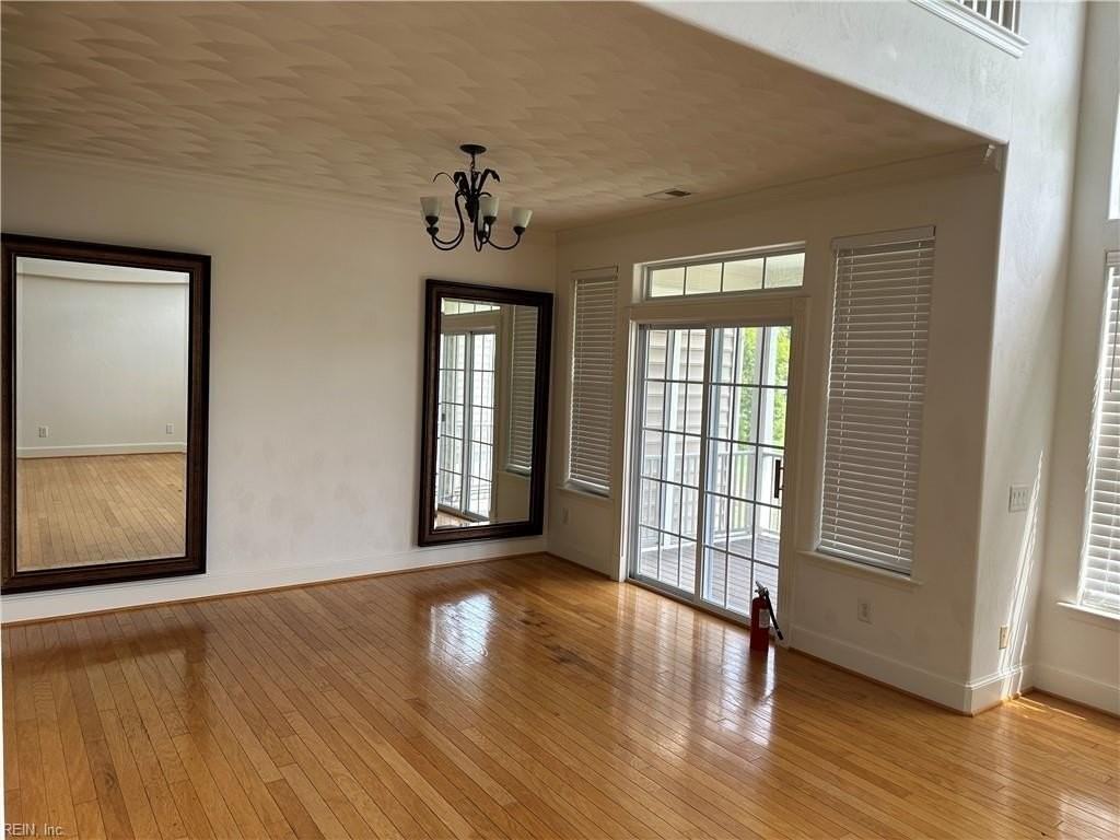 1045 Bay Breeze Dr - Photo 3 of 20