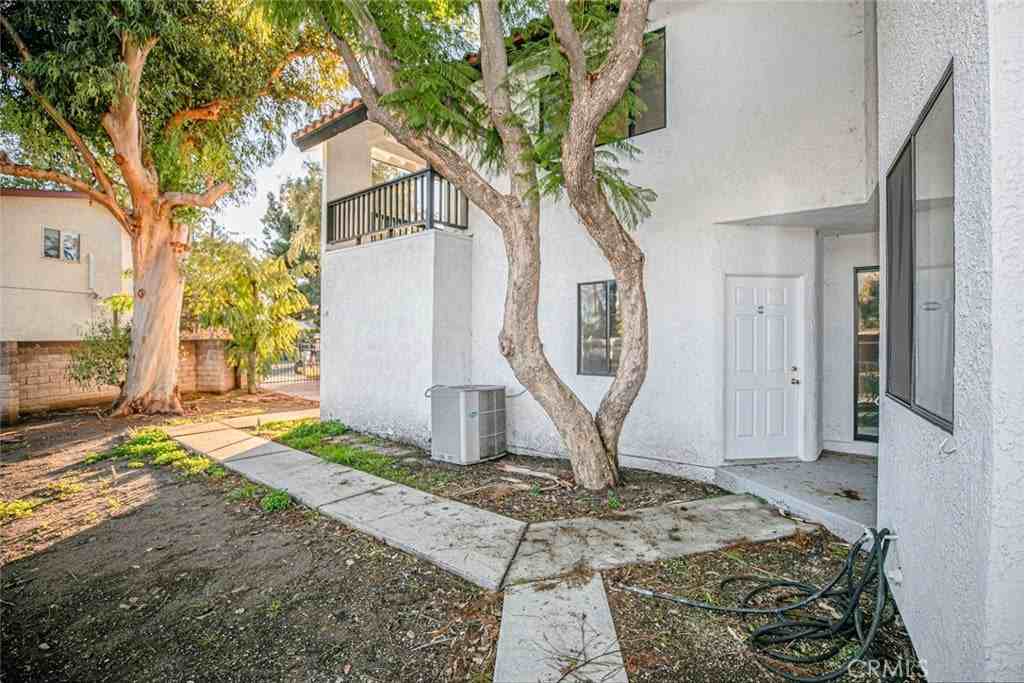 11444 Odessa Ave - Photo 4 of 44