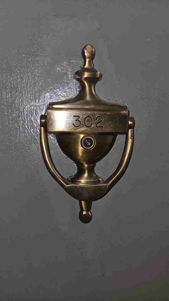 6011 N Winthrop Ave #302