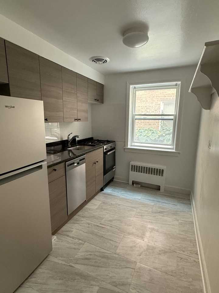 6715 N California Ave #GS