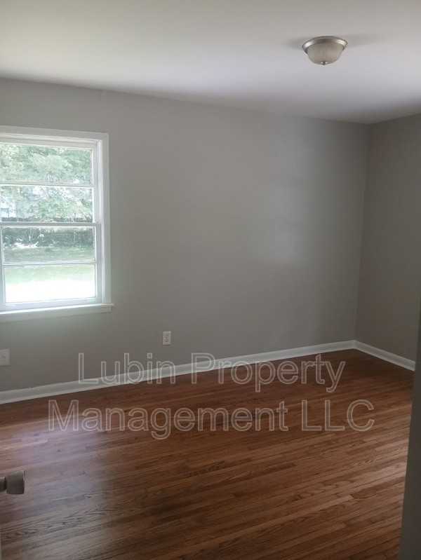 1252 Maywood Rd - Photo 4 of 7