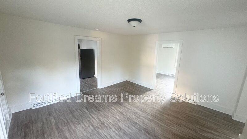 636 Mccreary St - Photo 2 of 11