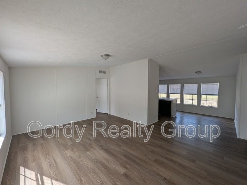 812 Shelby Ave - Photo 2 of 11