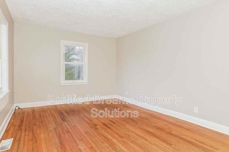 401 Gregory St - Photo 3 of 19