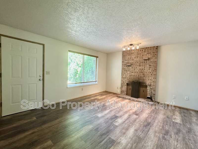 2738 Southeast 62nd Avenue - Photo 4 of 16