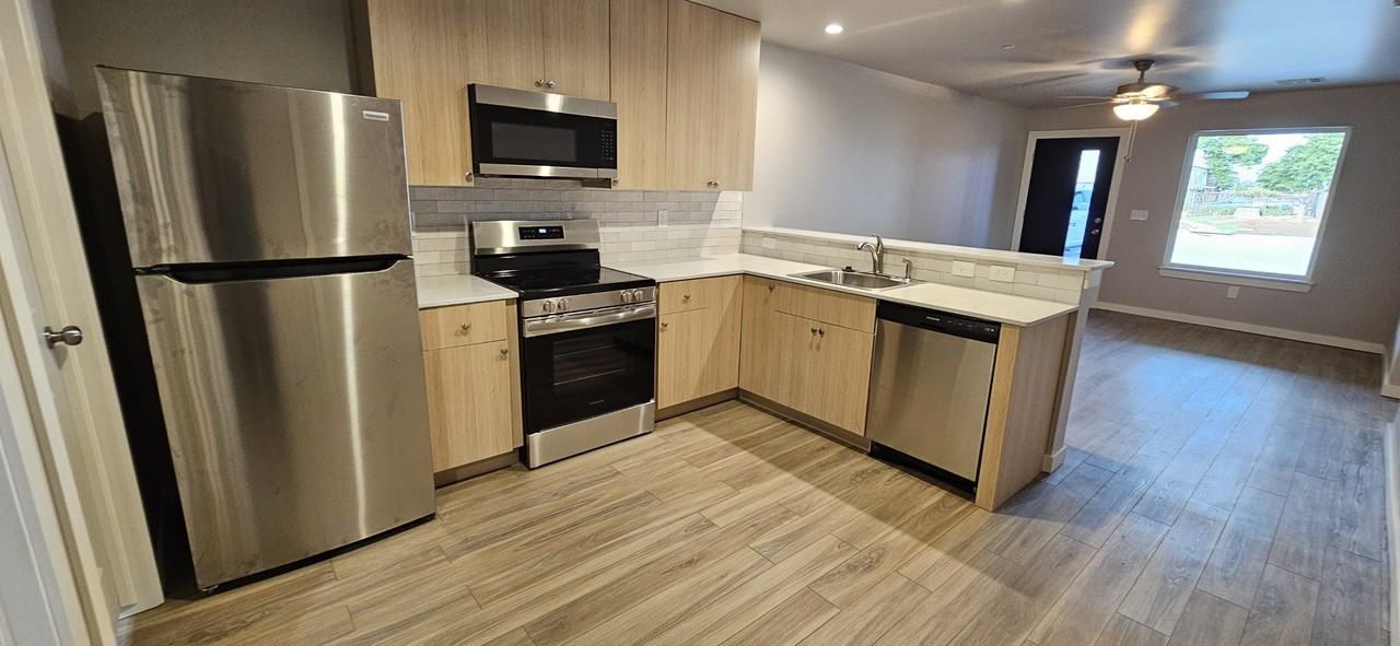 2361 N Thompkins Ave #504 - Photo 2 of 7