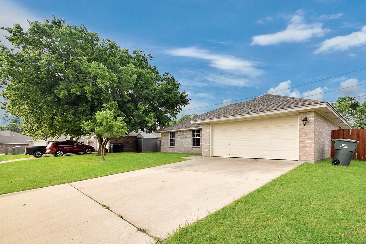 7211 Upland Bend Dr - Photo 2 of 22