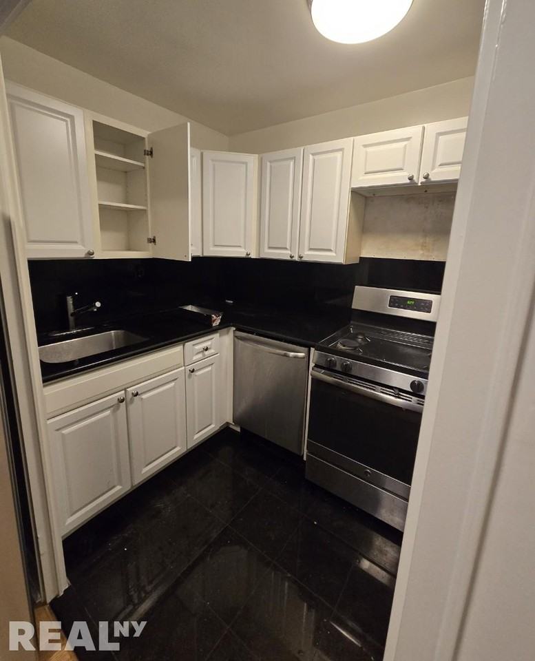 E 63rd St #1G - Photo 2 of 6