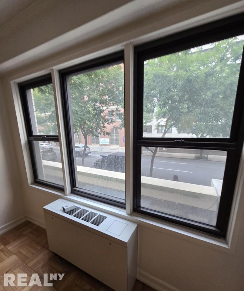 E 63rd St #1G - Photo 3 of 6