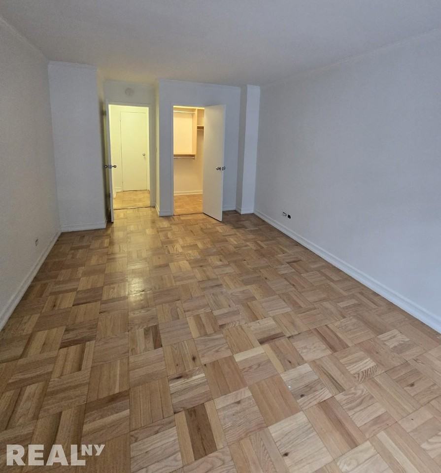 E 63rd St #1G - Photo 4 of 6