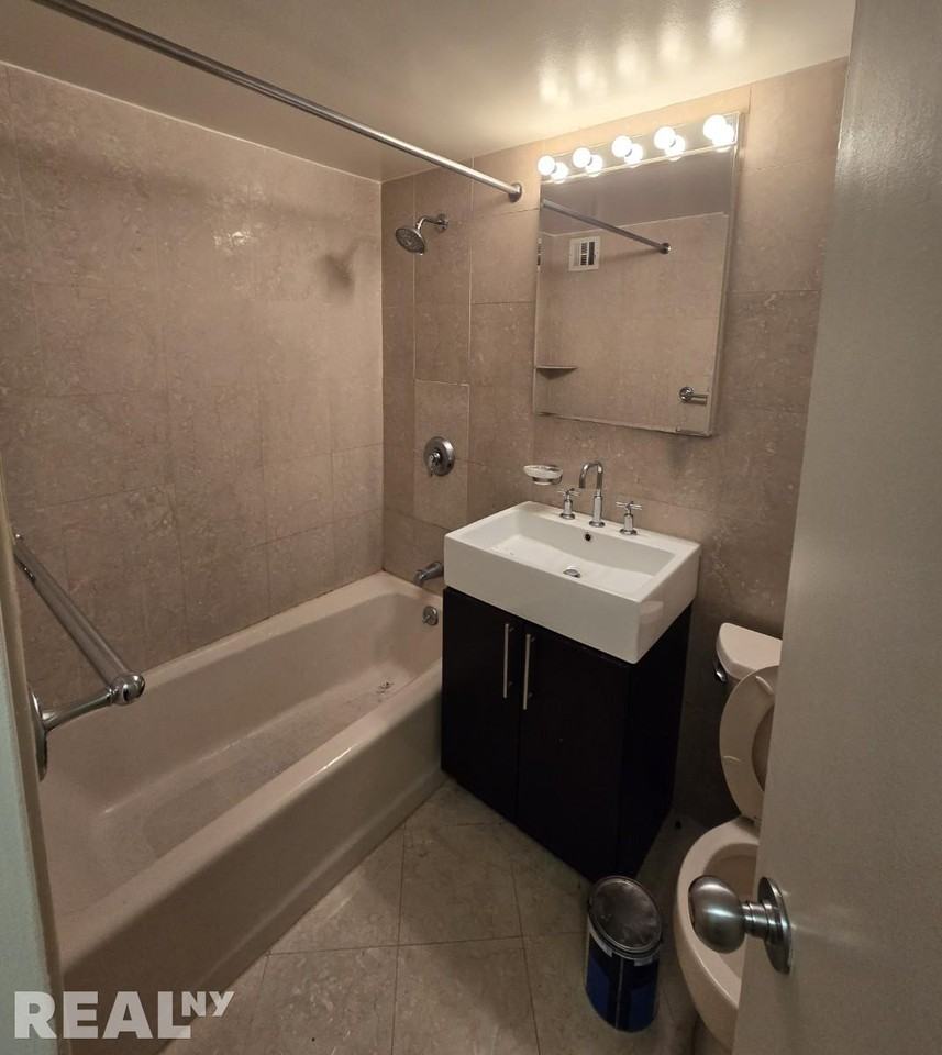 E 63rd St #1G - Photo 6 of 6