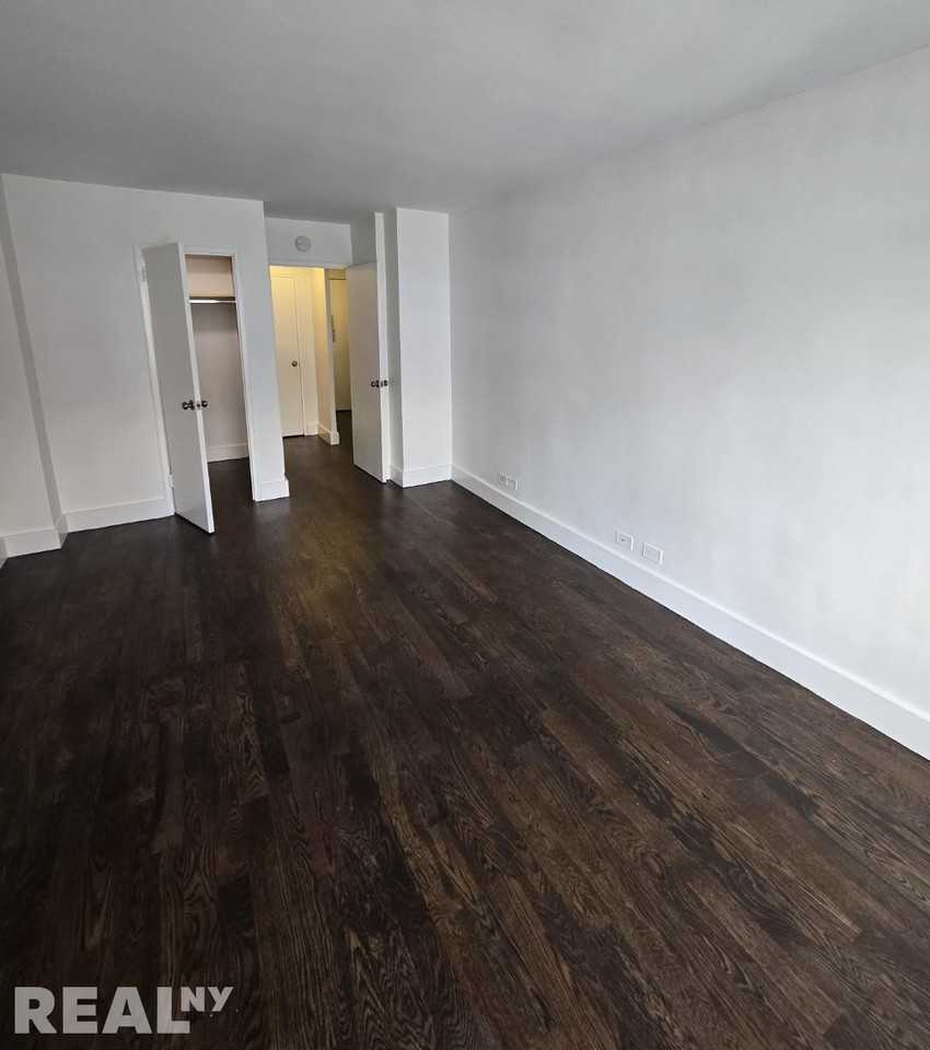 E 63rd St #11E - Photo 4 of 9