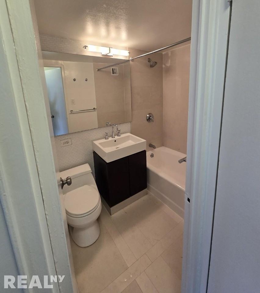 E 63rd St #11E - Photo 5 of 9