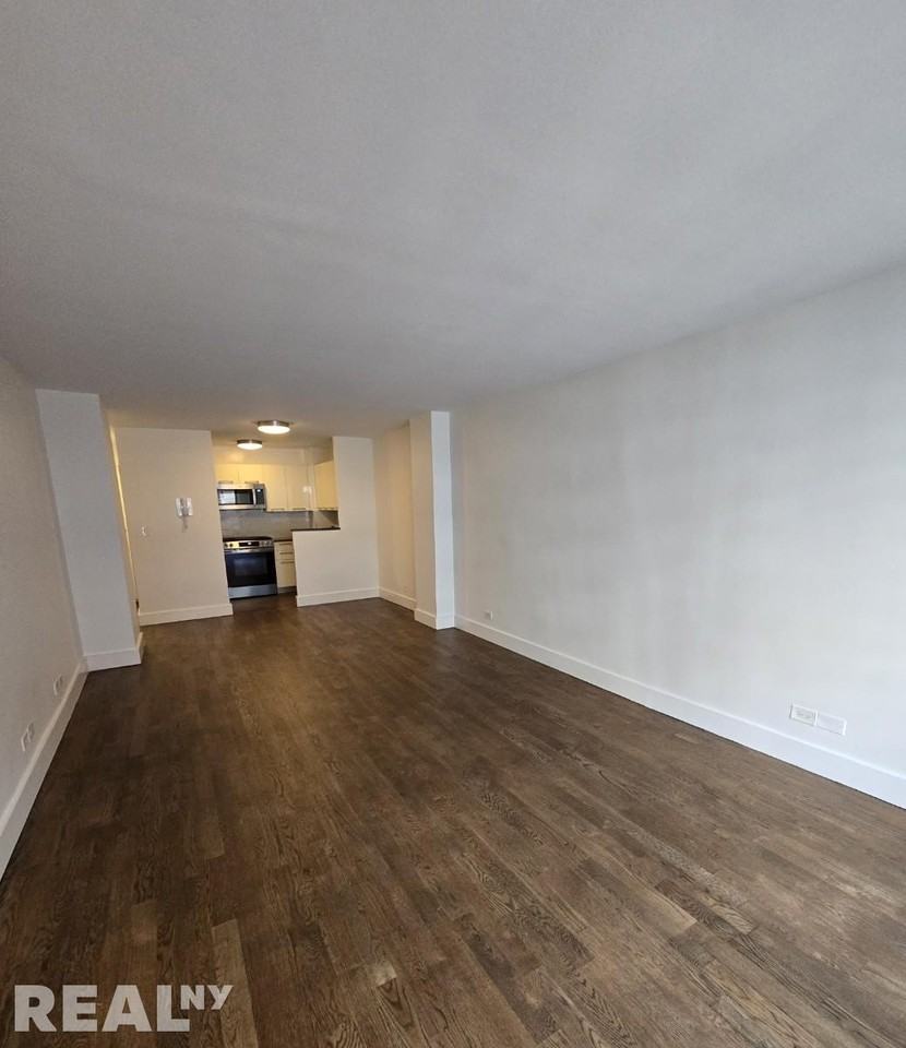 E 63rd St #8F - Photo 2 of 8